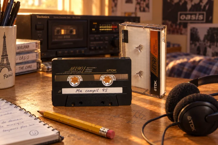 Une cassette TDK prête à enregistrer, scène reconstituée